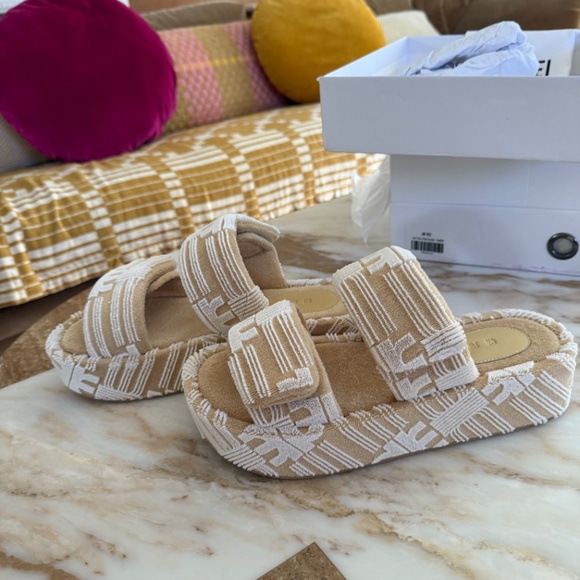 JW PEI Terry Lexi Slide Oat Milk- size 8 - Picture 4 of 9